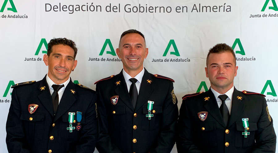 Premian-a-tres-bomberos-que-salvaron-a-una-mujer