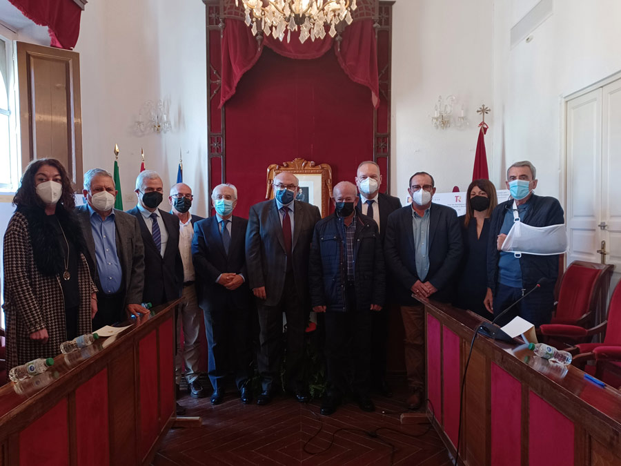 El Gobierno de España firmó con las comunidades de regantes convenios por 40 millones de euros para mejorar los regadíos en la comarca.